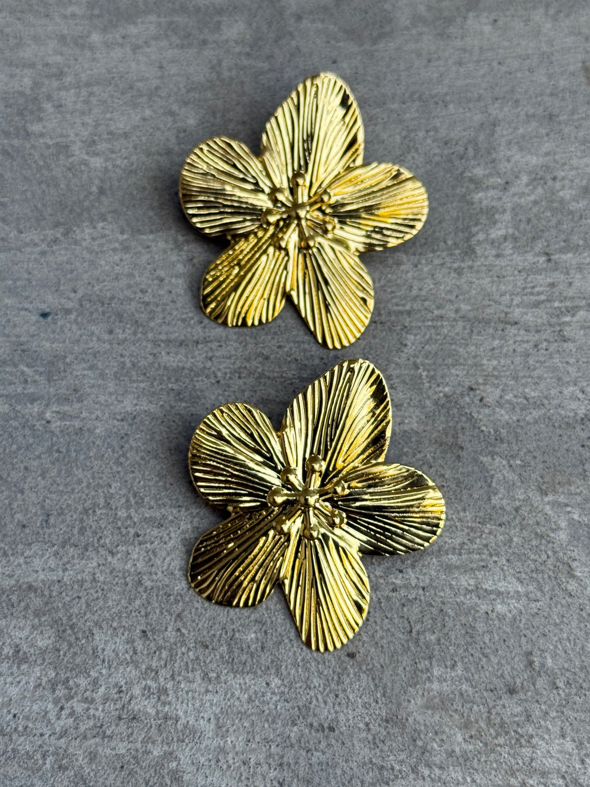 Aros de flor dorados