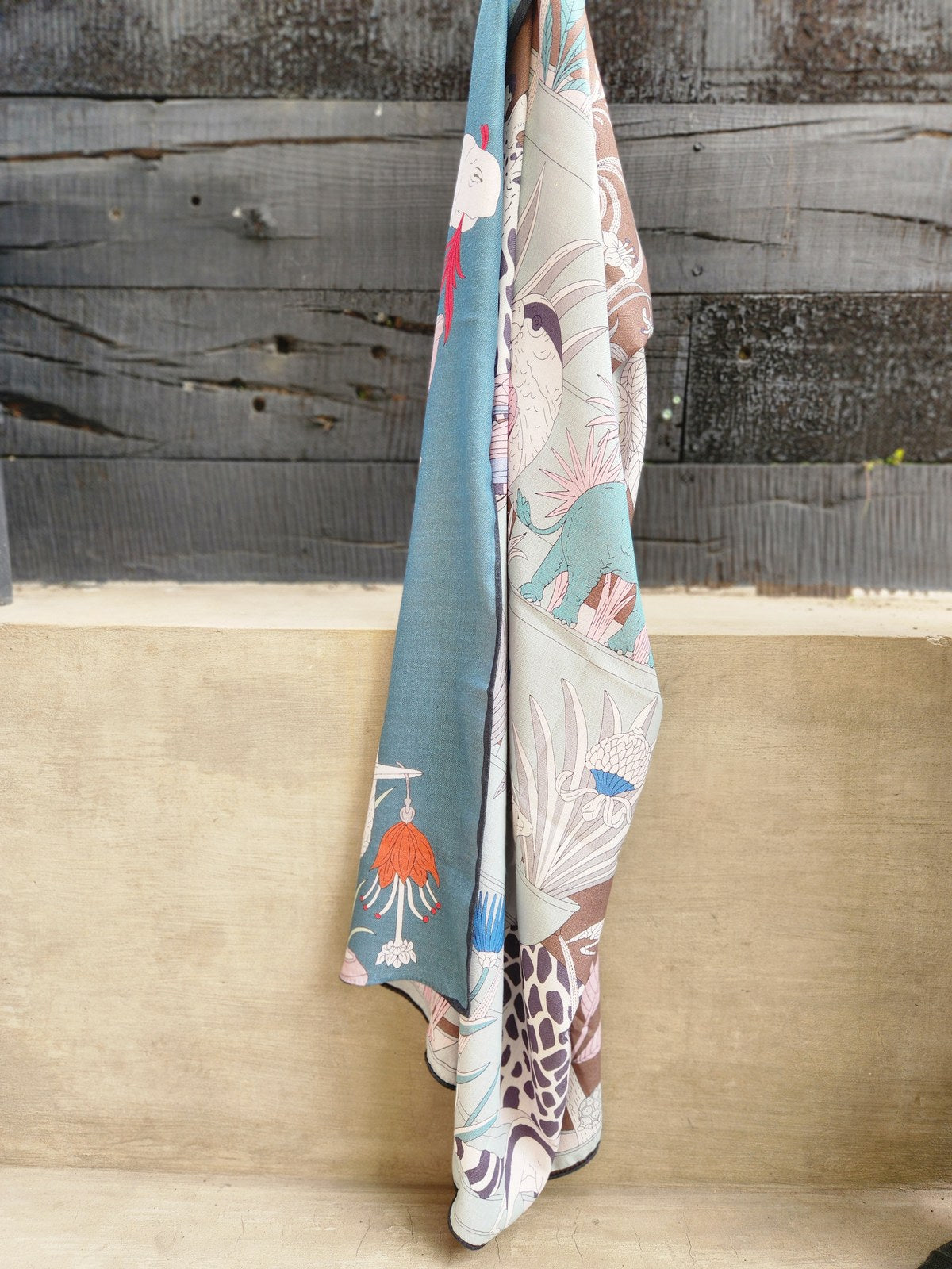 Pañuelo reversible estampado de la India, 110 x 110 cm, colgado