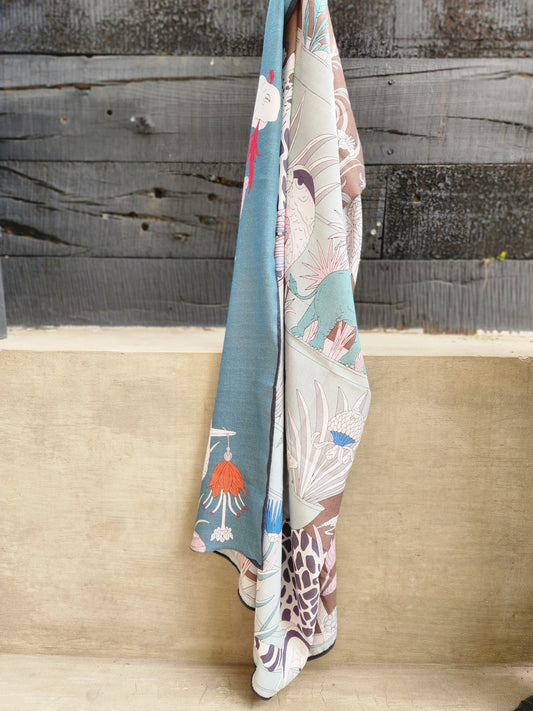 Pañuelo reversible estampado de la India, 110 x 110 cm, colgado