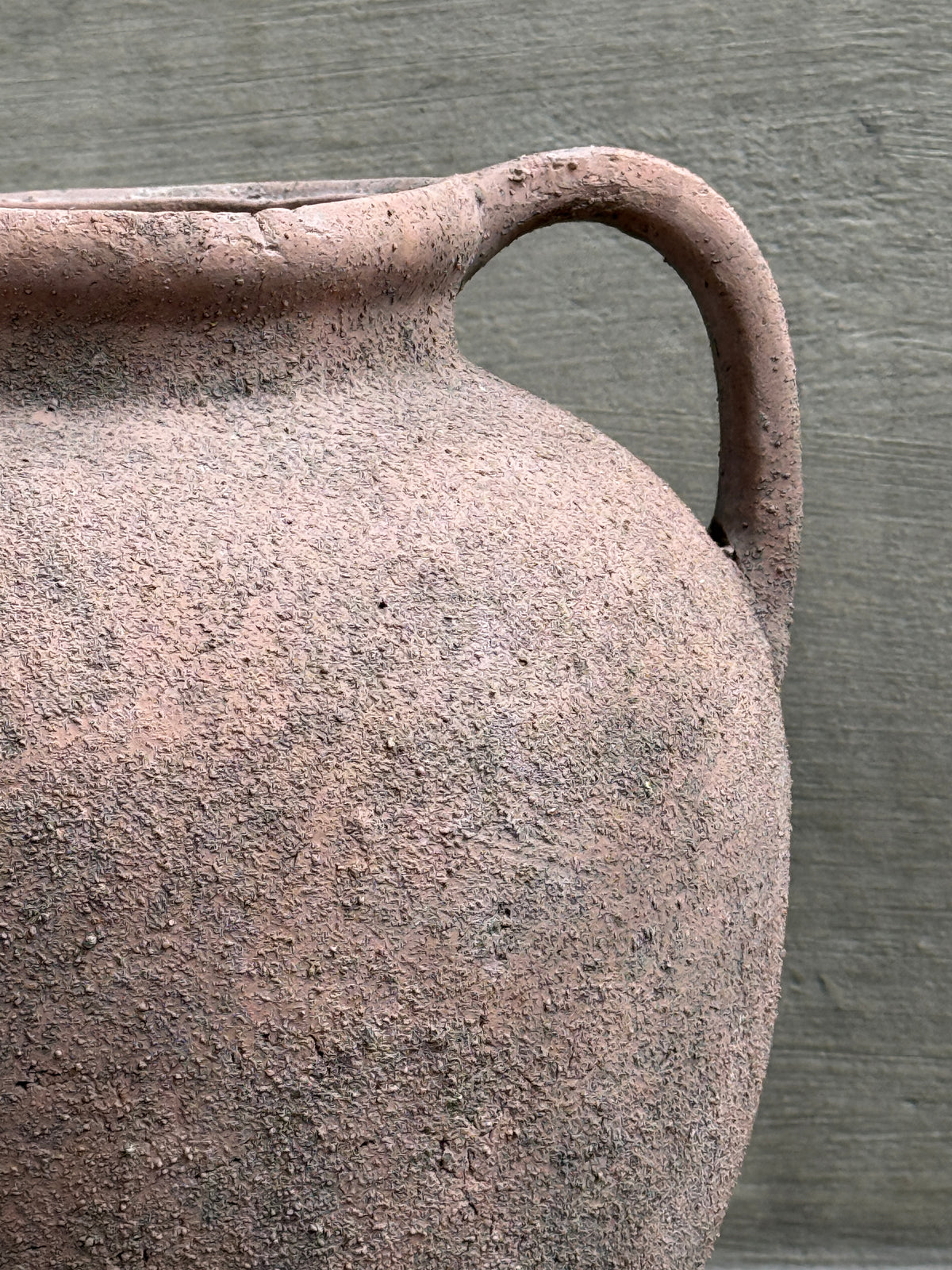 Jarrón de terracota con asa