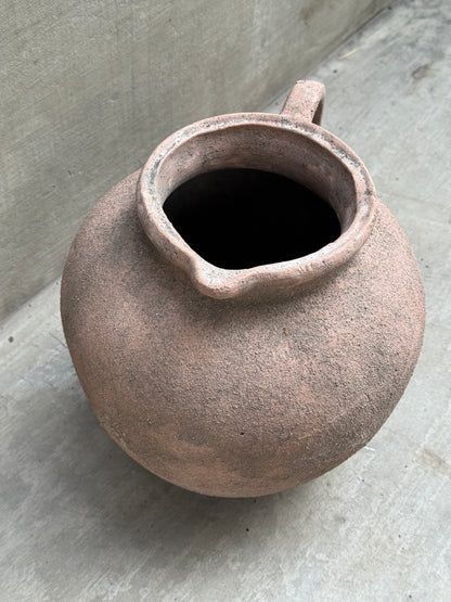 Jarrón de terracota con asa