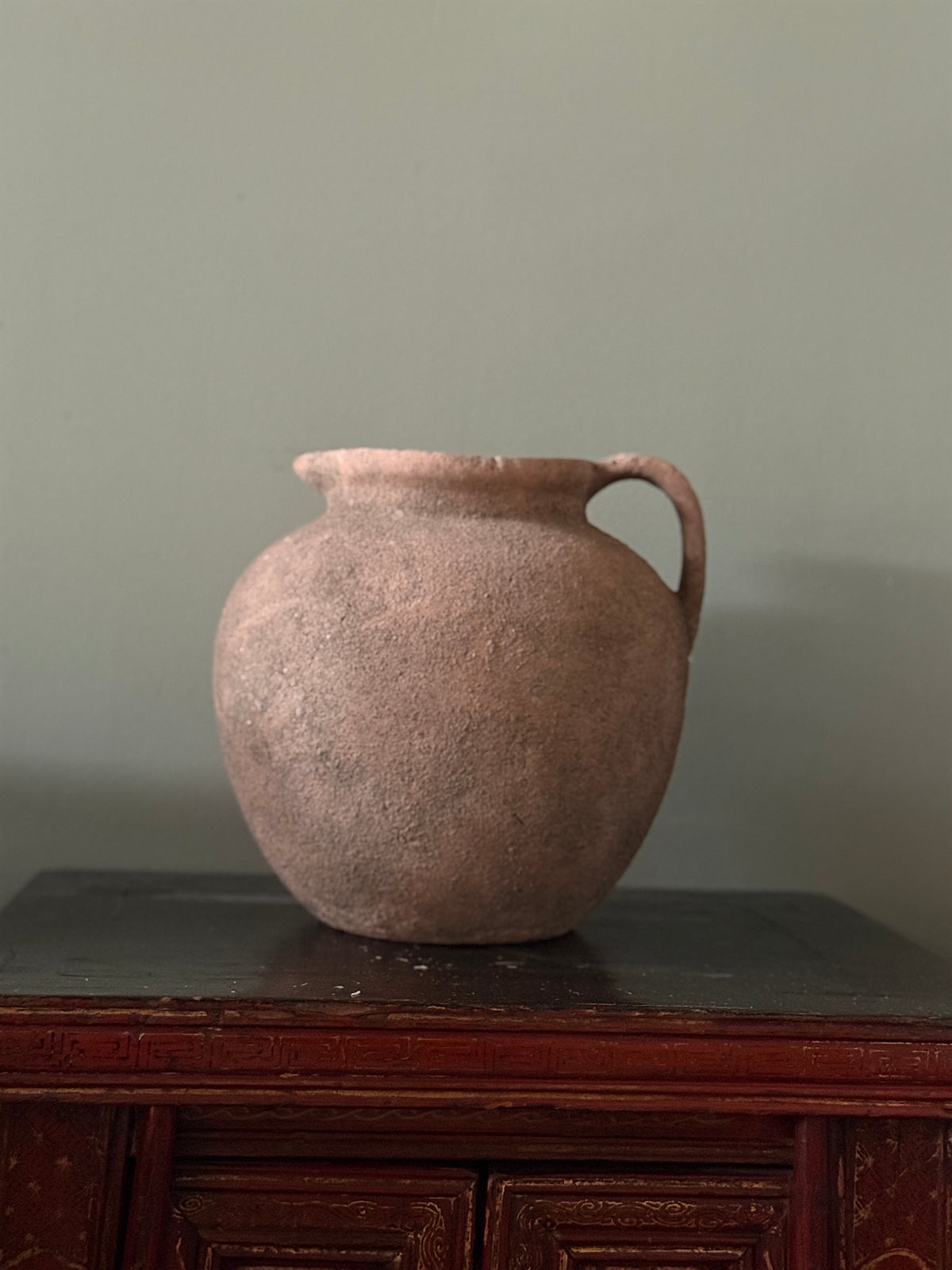 Jarrón de terracota con asa
