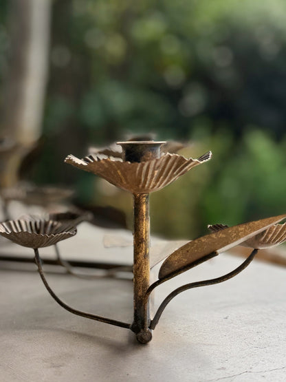Candelabro dorado floral