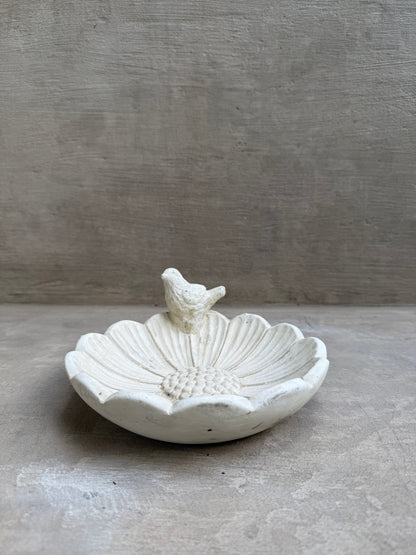 Fuente para pájaros de cemento con forma de flor y pajarito