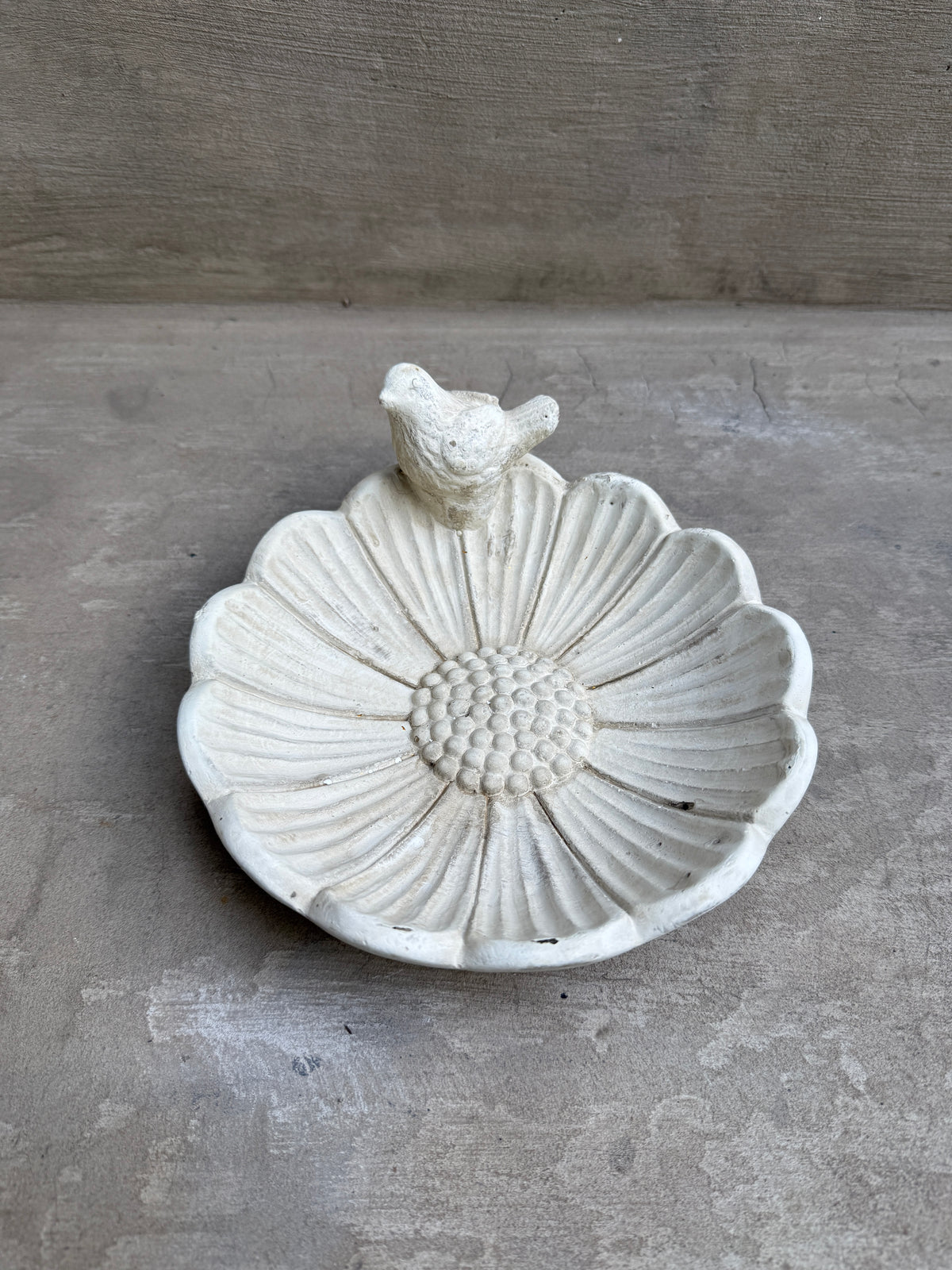 Fuente para pájaros en flor