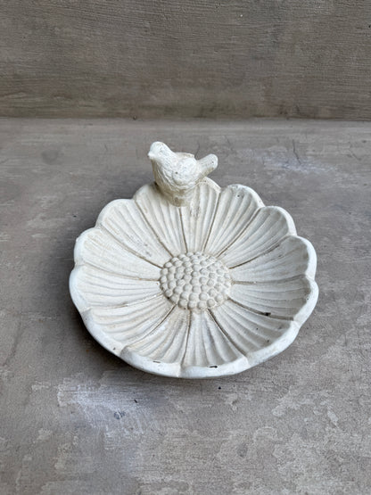 Fuente para pájaros en flor