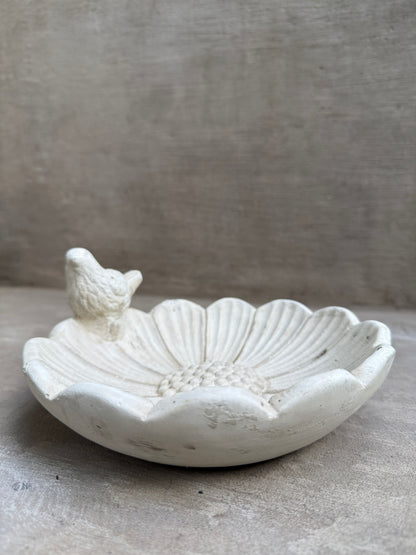 Fuente para pájaros en flor
