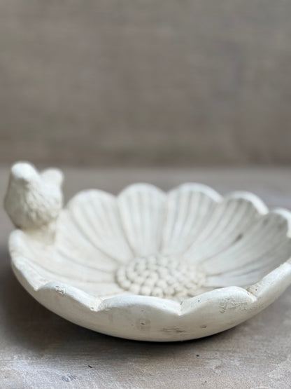 Fuente para pájaros en flor