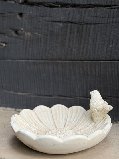 Fuente para pájaros en flor