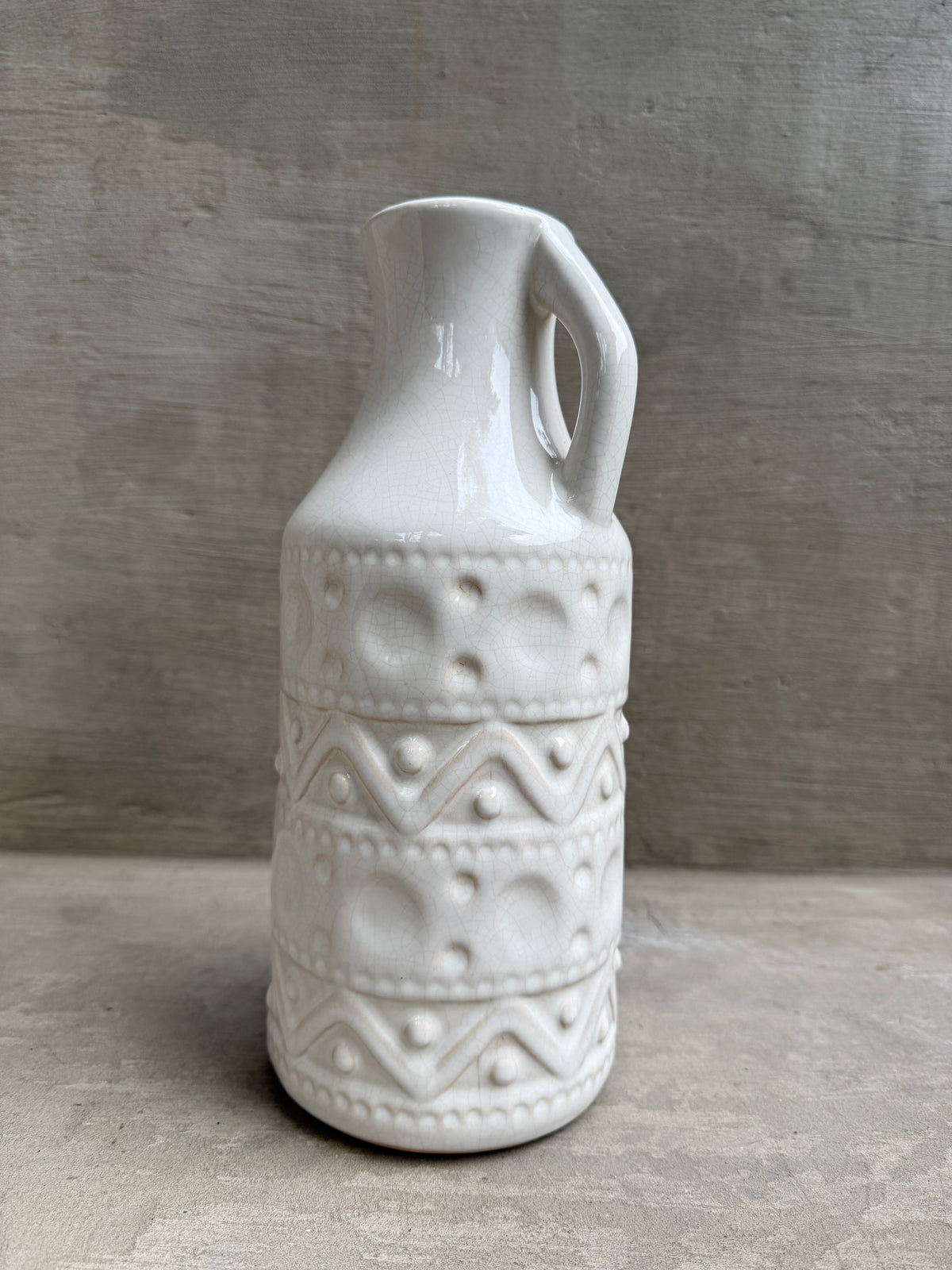 Jarrón de cerámica blanco con relieve