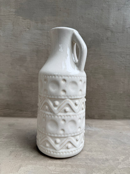 Jarrón de cerámica blanco con relieve