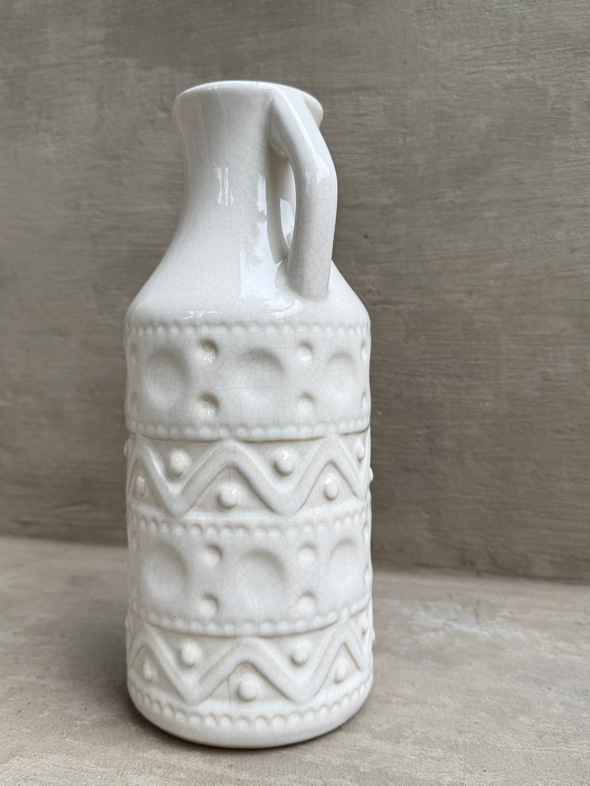 Jarrón de cerámica blanco con relieve