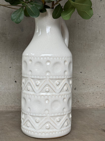 Jarrón de cerámica blanco con relieve