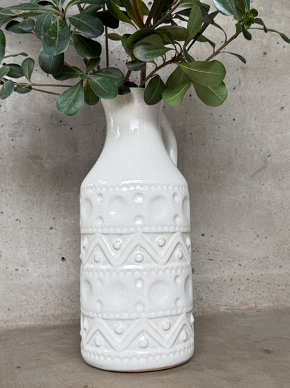 Jarrón de cerámica blanco con relieve