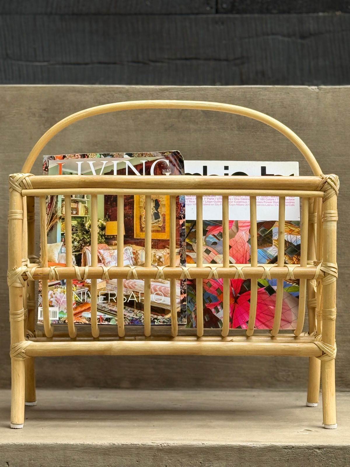 Revistero de bambú con revistas, vista frontal