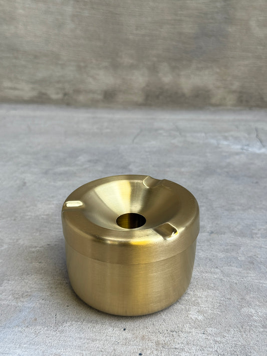 Cenicero de acero dorado con tapa