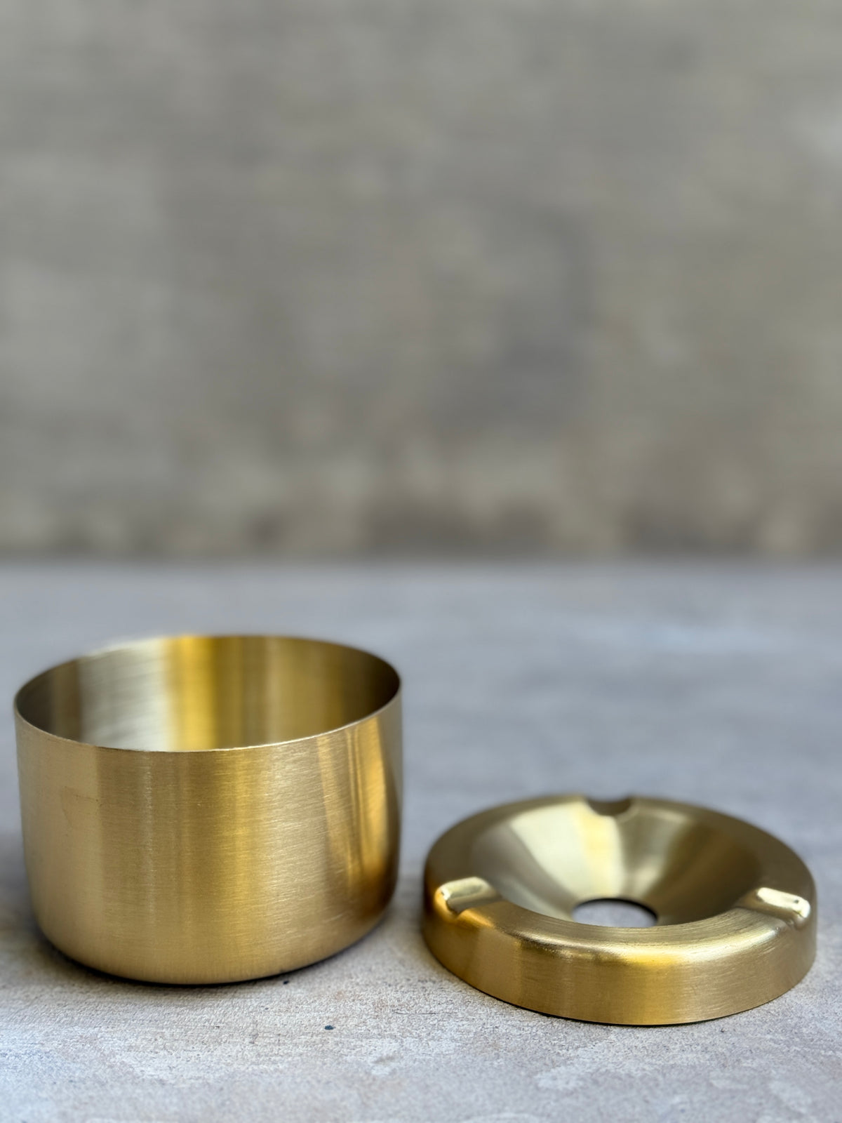 Cenicero de acero dorado con tapa