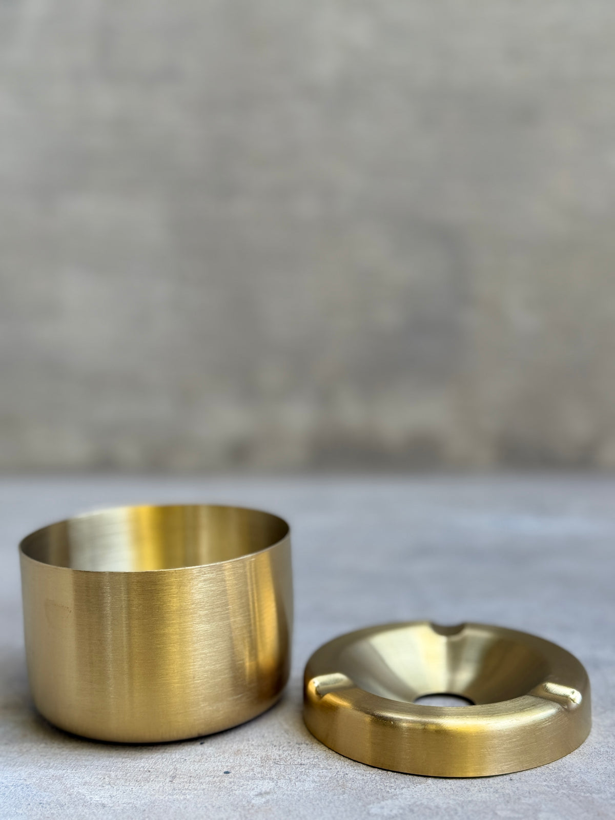 Cenicero de acero dorado con tapa