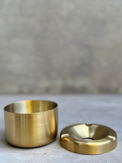 Cenicero de acero dorado con tapa