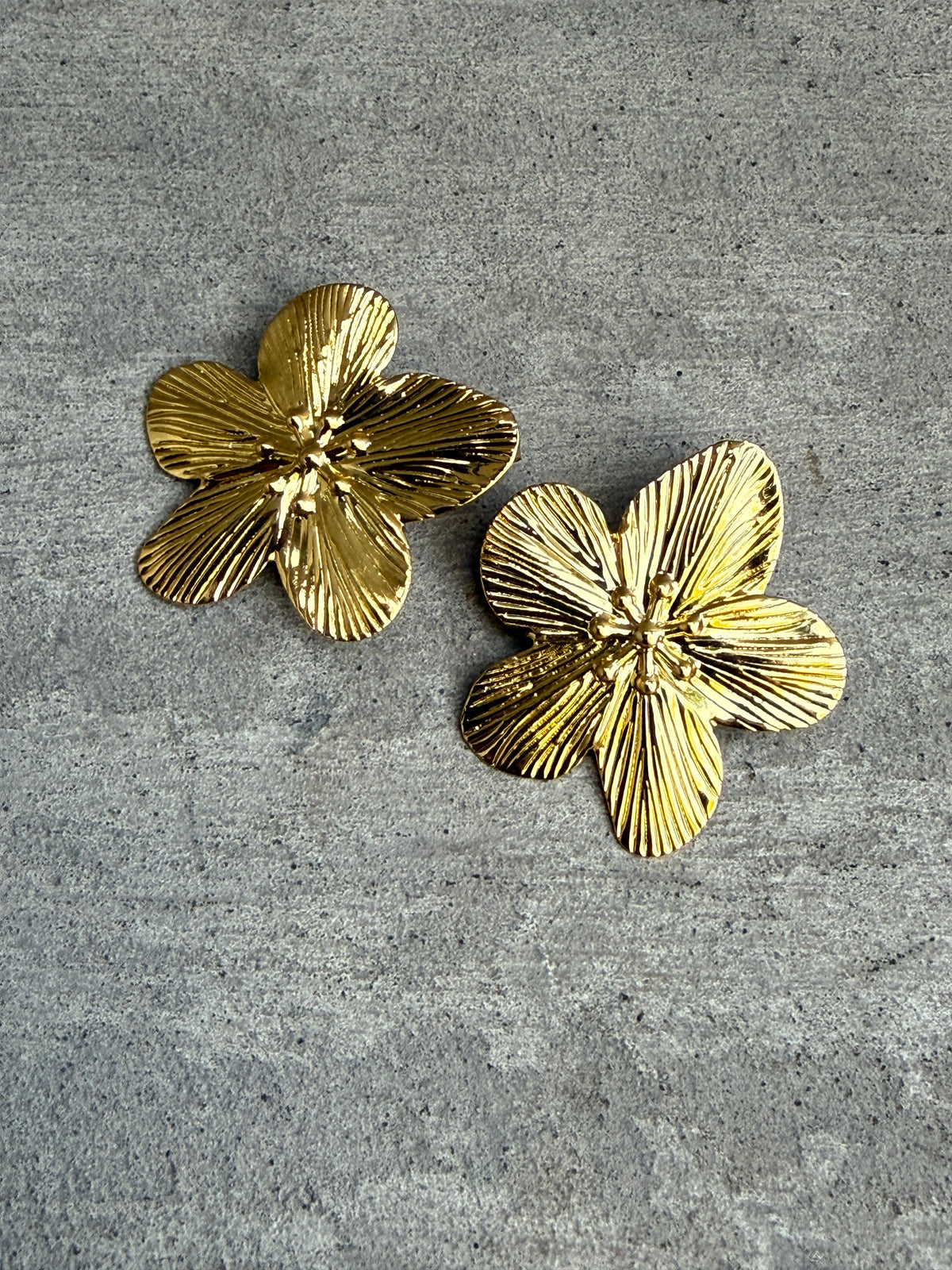 Aros de flor dorados