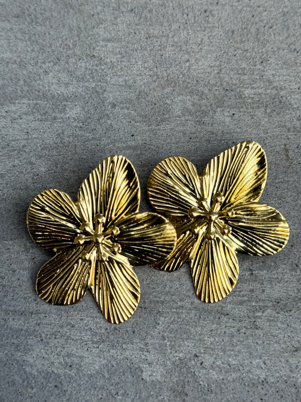 Aros de flor dorados