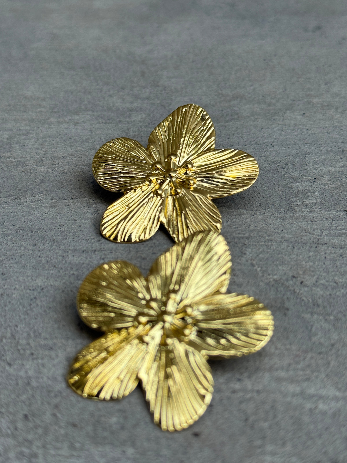 Aros de flor dorados