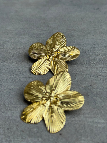 Aros de flor dorados