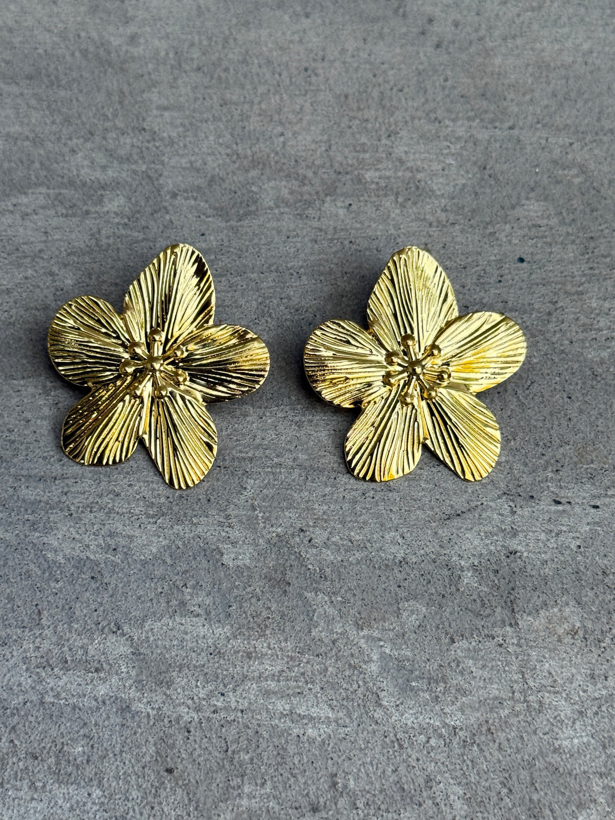 Aros de flor dorados