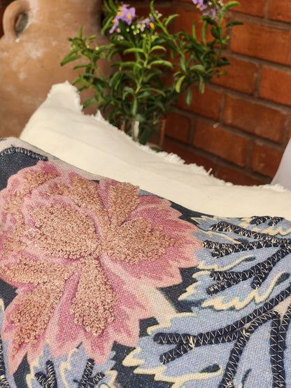 Cojín bordado flores rosadas