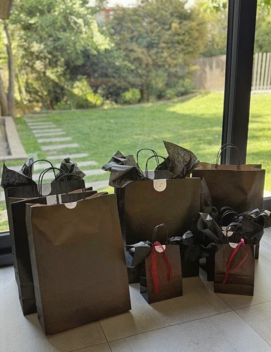 Bolsas de papel de De Granada Deco listas para entregar, con papel de seda y cintas